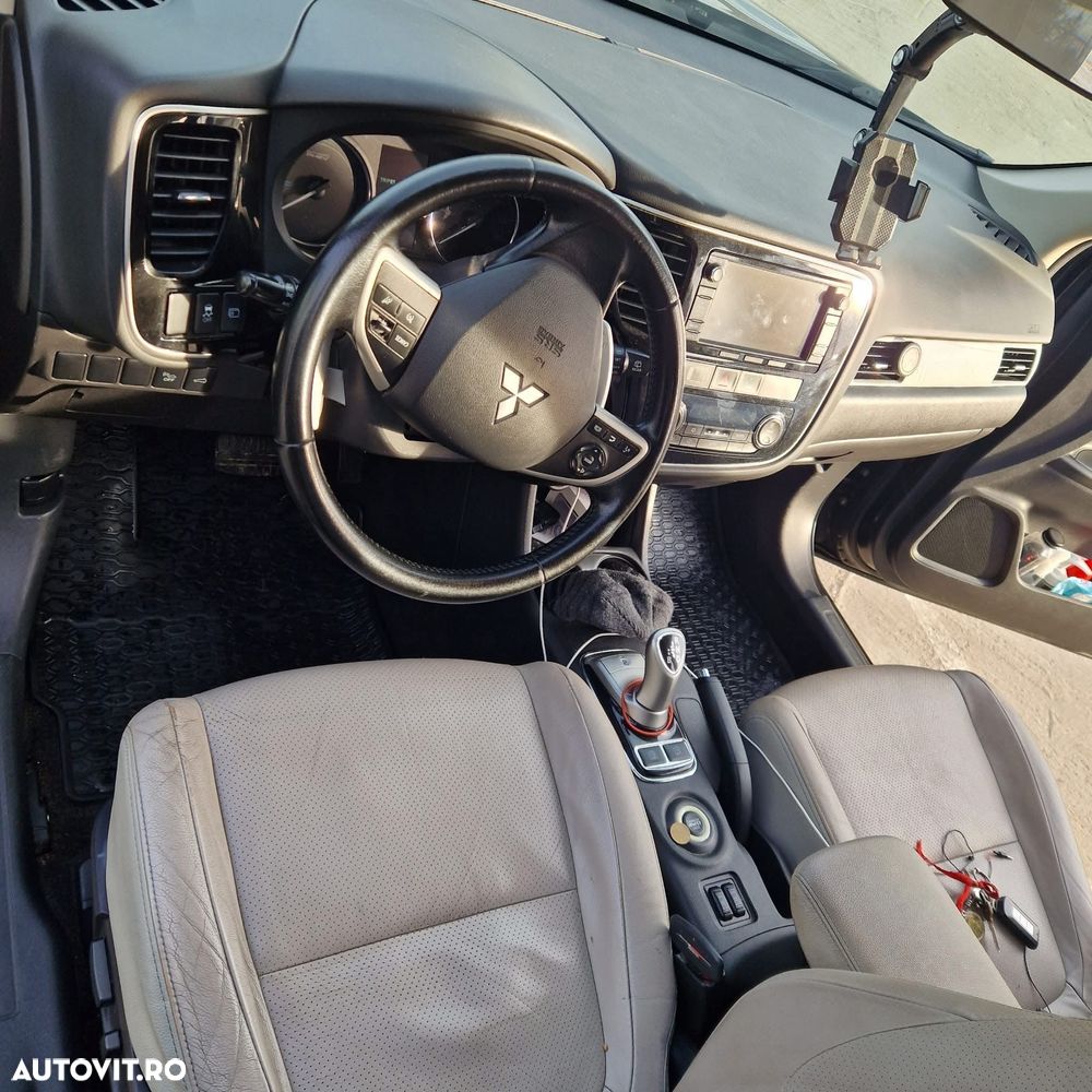 Mitsubishi Outlander - 4