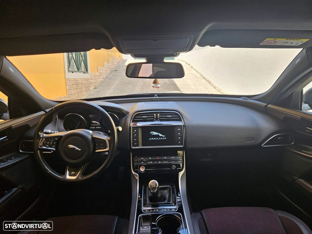 Jaguar XE 2.0 D R-Sport - 11
