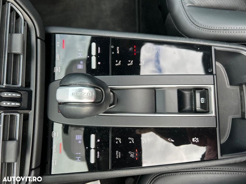 Porsche Macan T - 11