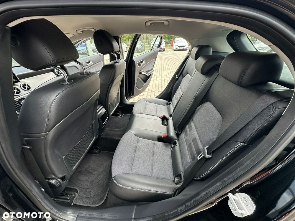 Mercedes-Benz GLA 200 7G-DCT Style - 12