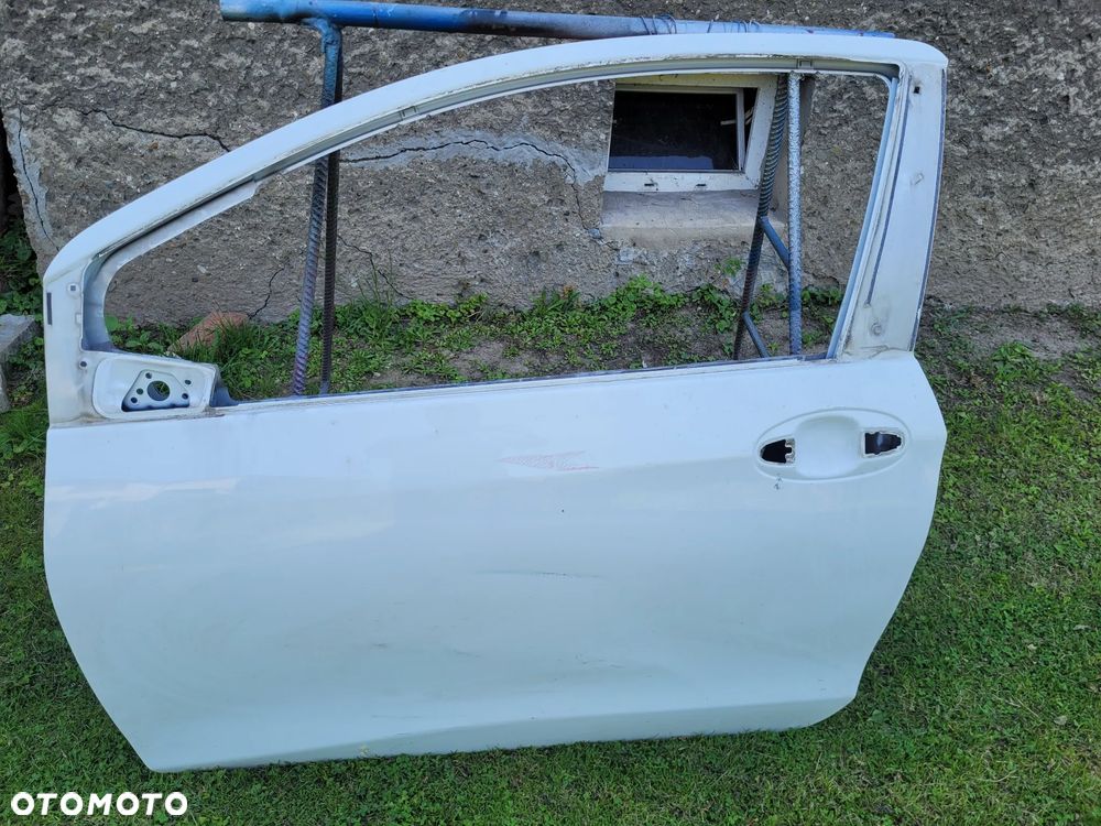 Toyota Yaris III drzwi lewy przód, wersja 3d