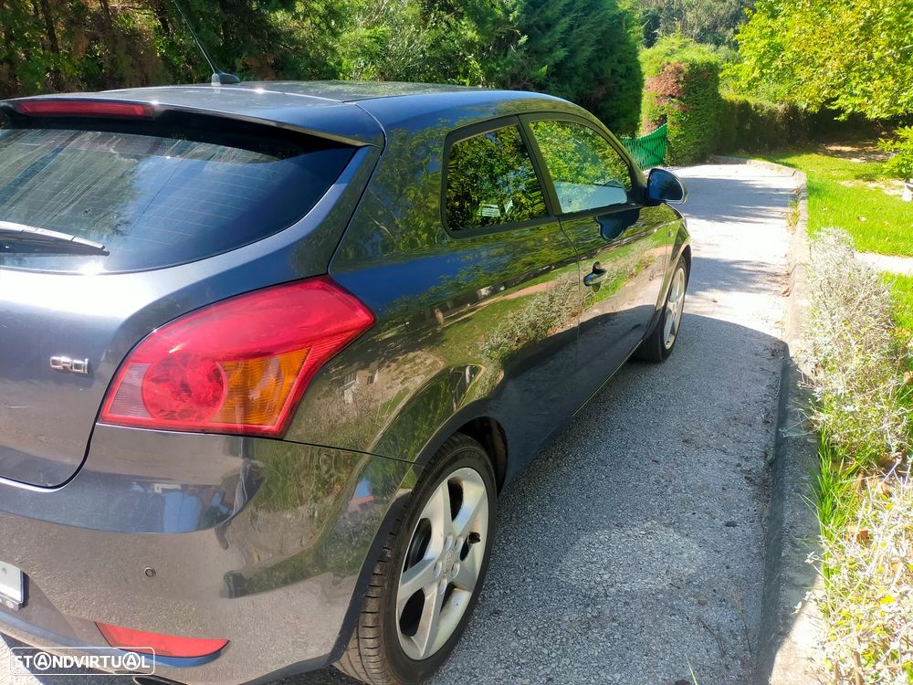 Kia Ceed S Coupé 1.6 CRDi EX — fotografia 17