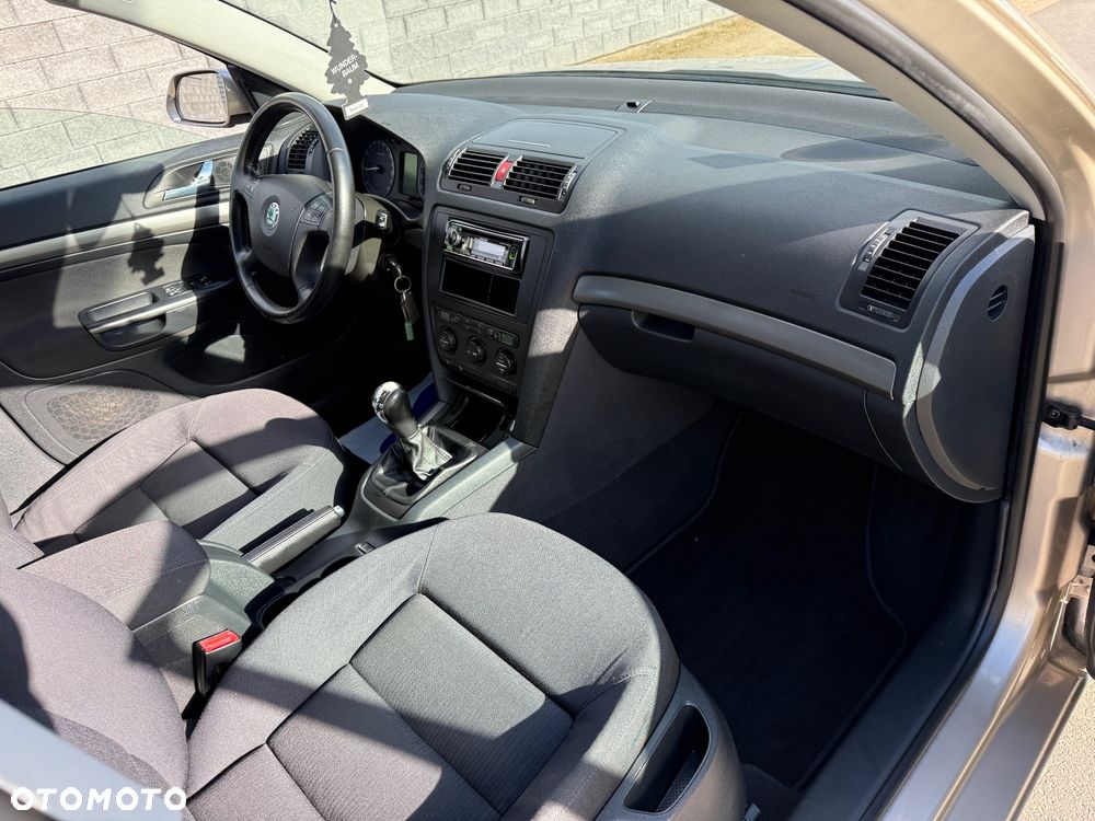Skoda Octavia 1.6 FSI Ambiente - 8