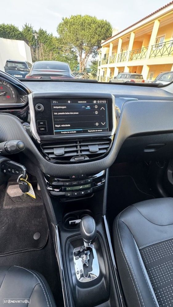 Peugeot 2008 1.2 PureTech Allure EAT6 - 13