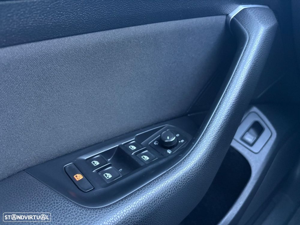 VW Passat 2.0 TDI Confortline DSG - 32