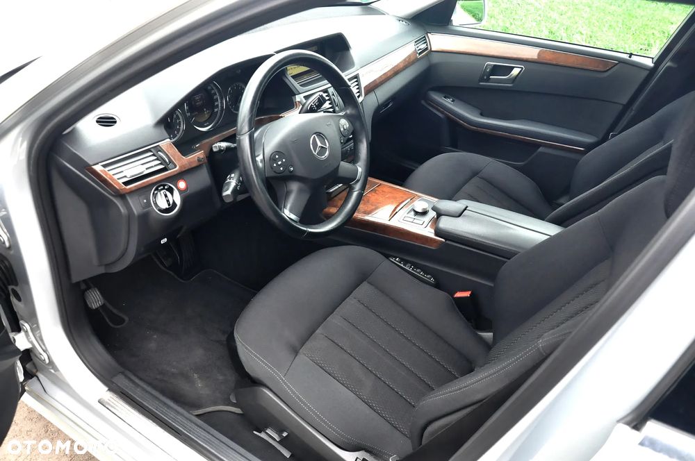 Mercedes-Benz Klasa E 250 CGI BlueEFFICIENCY 7G-TRONIC Elegance - 27