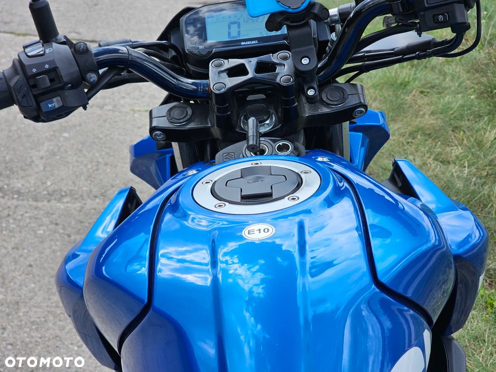 Suzuki GSX - 19