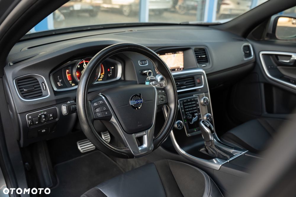Volvo V60 D4 R-Design - 23