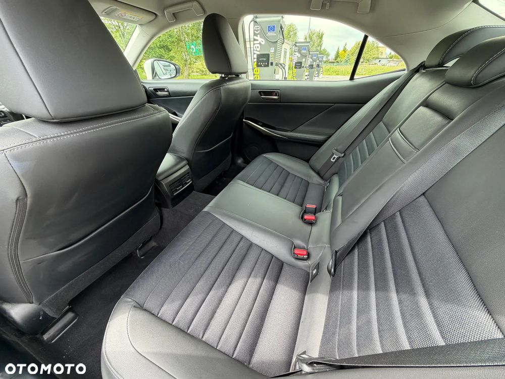 Lexus IS 300h Business Edition - 10