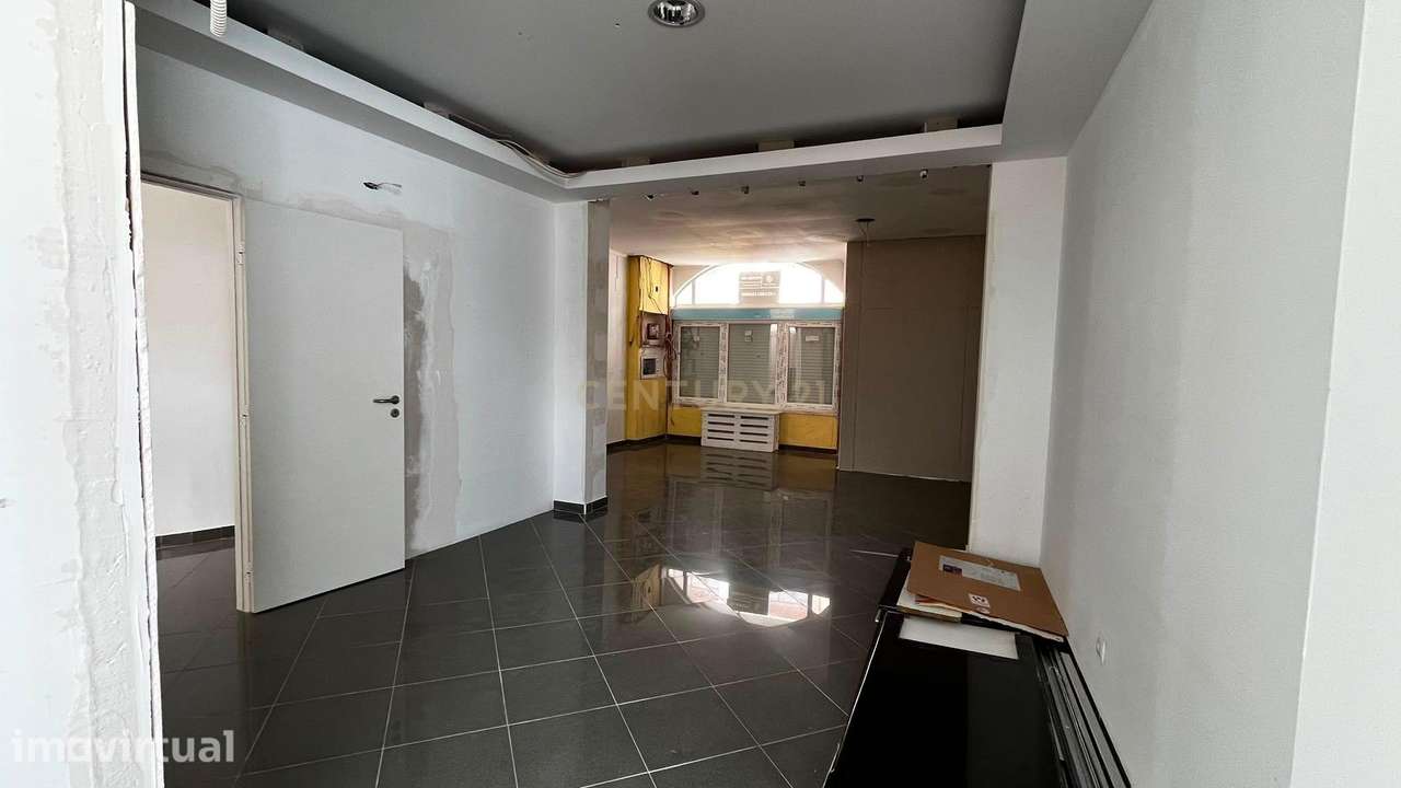 T2 em Fase de Conversão com Logradouro e Garagem Box | Encosta do Sol - Grande imagem: 2/12