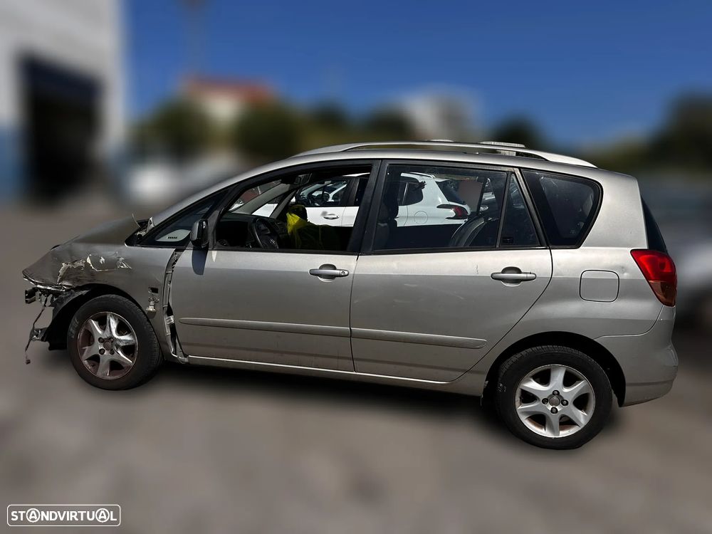 Toyota Corolla Verso E12 2.0 D-4D de 2002 para peças - 3
