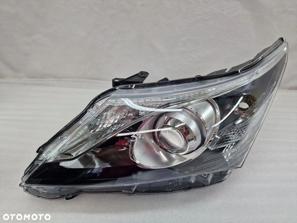 TOYOTA AVENSIS T27 LIFT 12- JAK NOWA LEWA LAMPA PRZEDNIA PRZÓD , ZWYKŁA SOCZEWKA , NR KOITO 05-26 / 10100-18825 , ORYGINALNA , BARDZO ŁADNA , NR AUKCJI LPP34 - 1