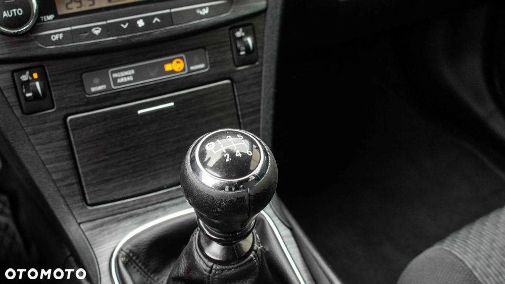 Toyota Avensis 2.0 Premium EU5 - 19
