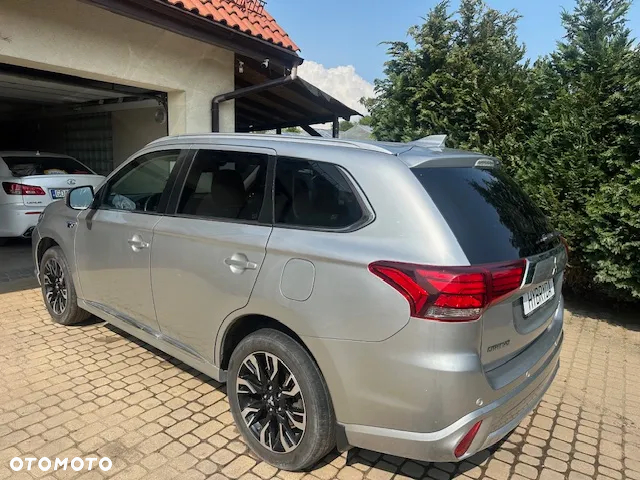 Mitsubishi Outlander 2.0 4WD Plug-In Hybrid - 24