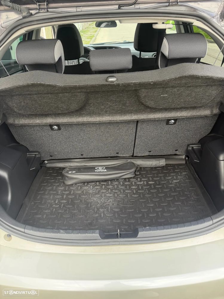 Toyota Yaris 1.0 VVT-i 20 Anos - 12
