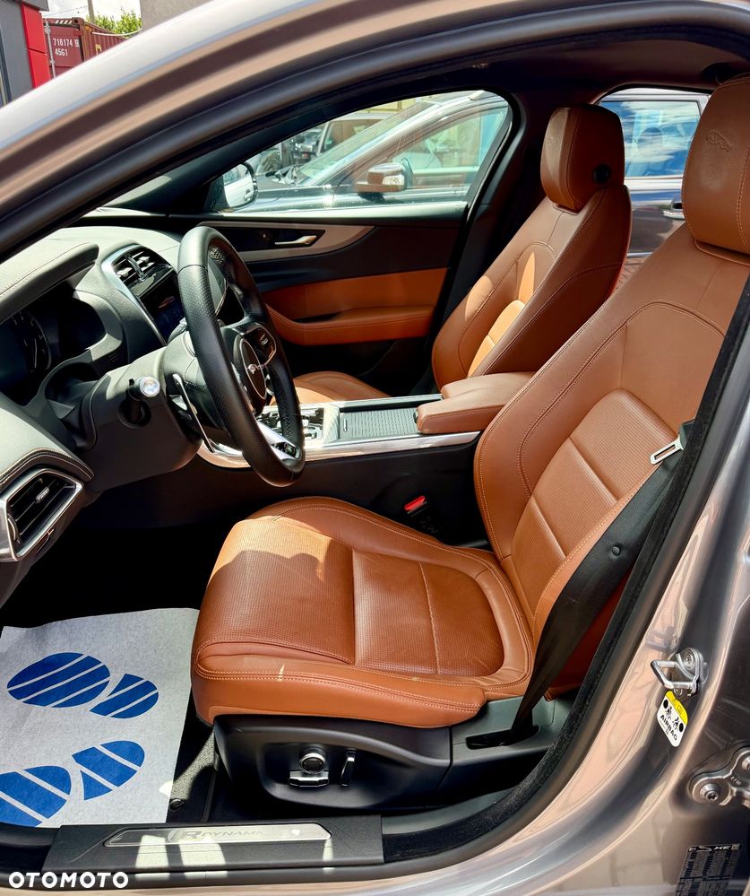 Jaguar XE P250 R-Dynamic SE - 13