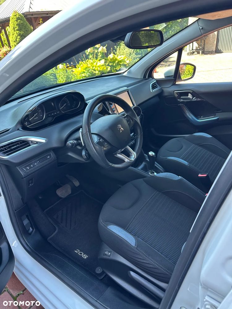Peugeot 208 - 8