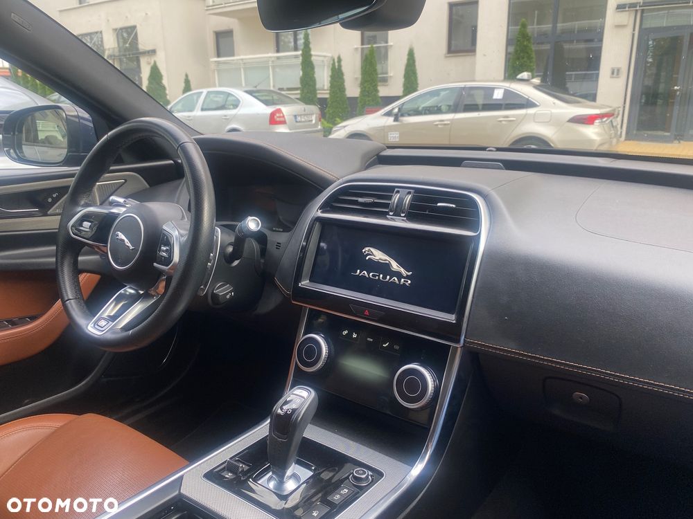 Jaguar XE - 9