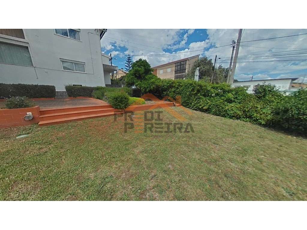 Moradia T7, isolada, com uma área de 359 m2, inserida em lote de 88... - Grande imagem: 3/39