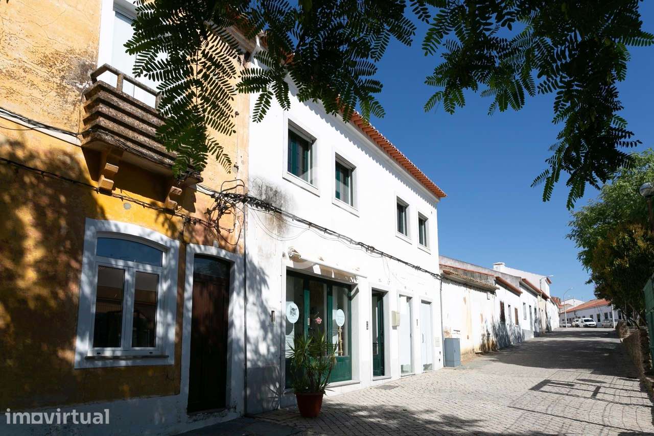 Prédio constituído por 2 imóveis T2+1 e 2 Lojas, na Amareleja - Grande imagem: 2/37