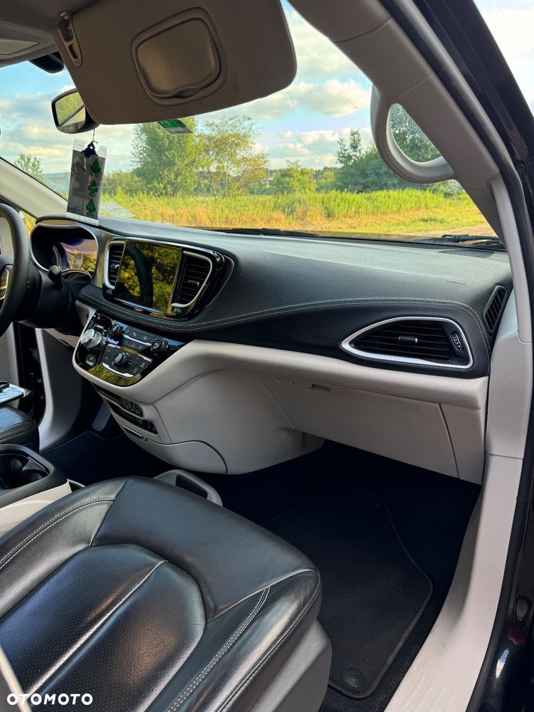 Chrysler Pacifica - 11