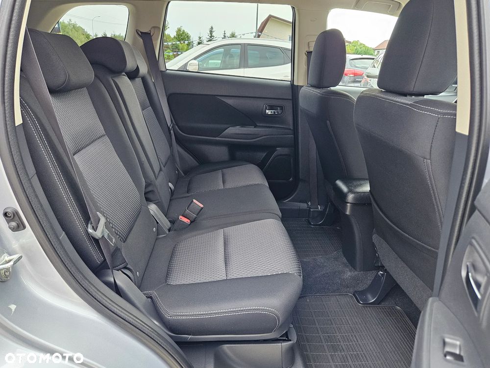 Mitsubishi Outlander 2.0 Invite + 2WD - 23