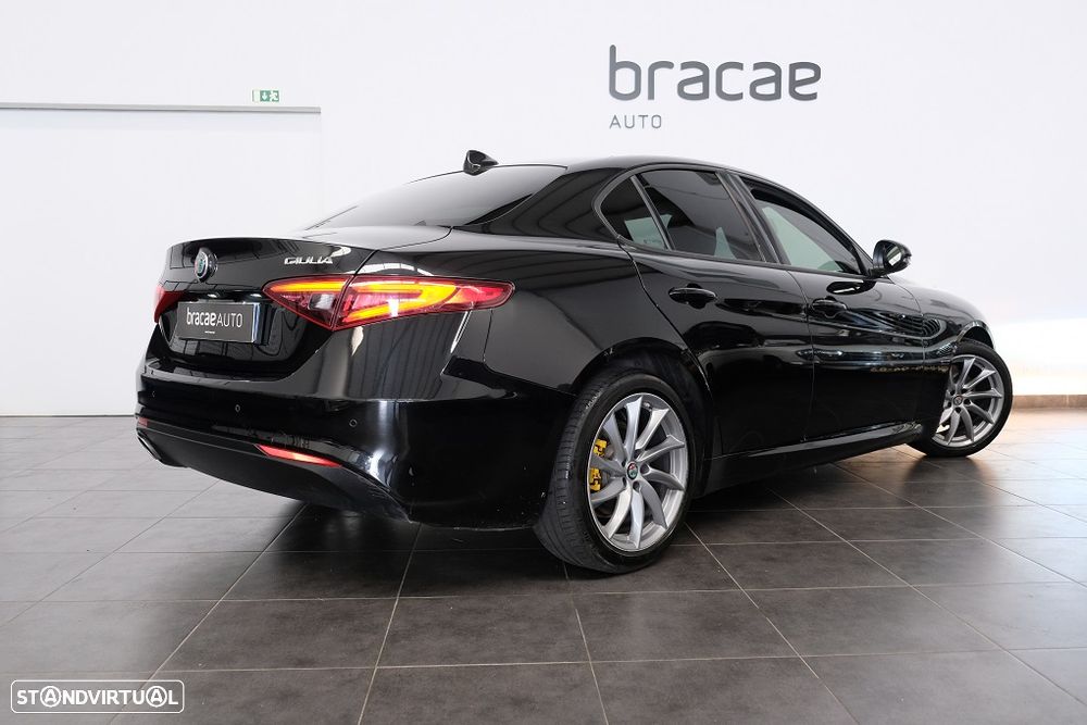 Alfa Romeo Giulia 2.2 AT8 Executive - 3