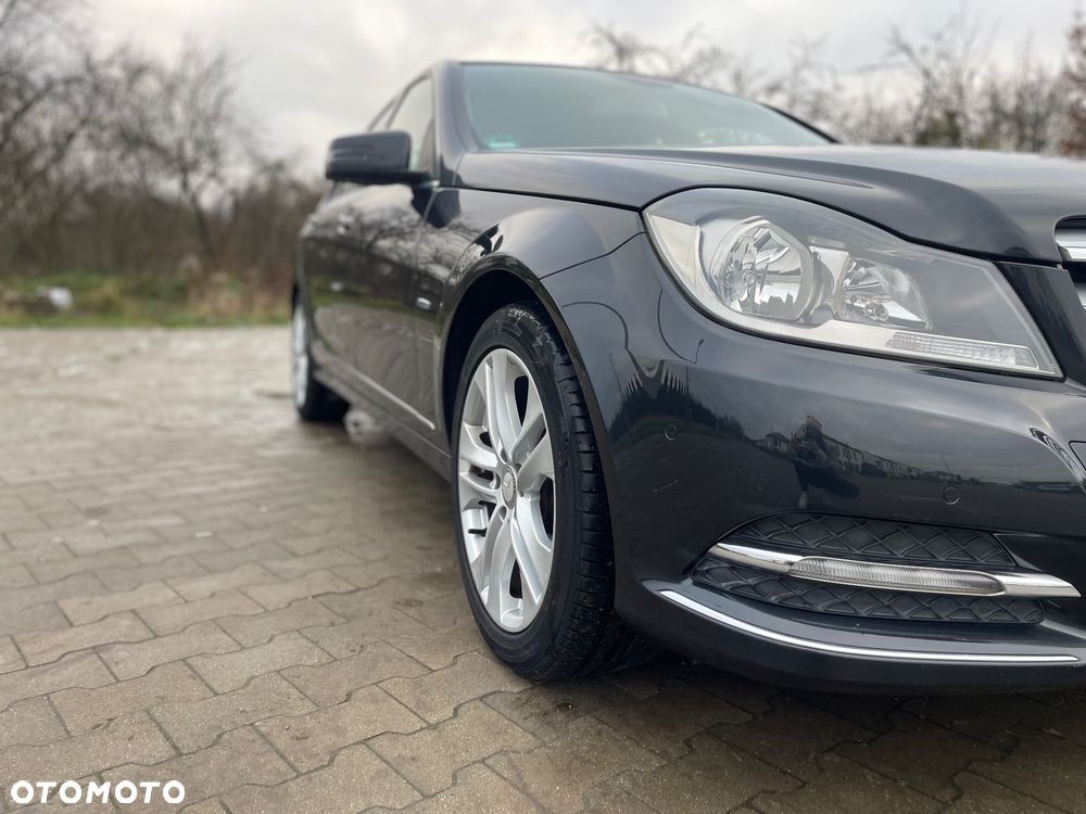 Mercedes-Benz Klasa C 180 CGI Automatik BlueEFFICIENCY Avantgarde - 33