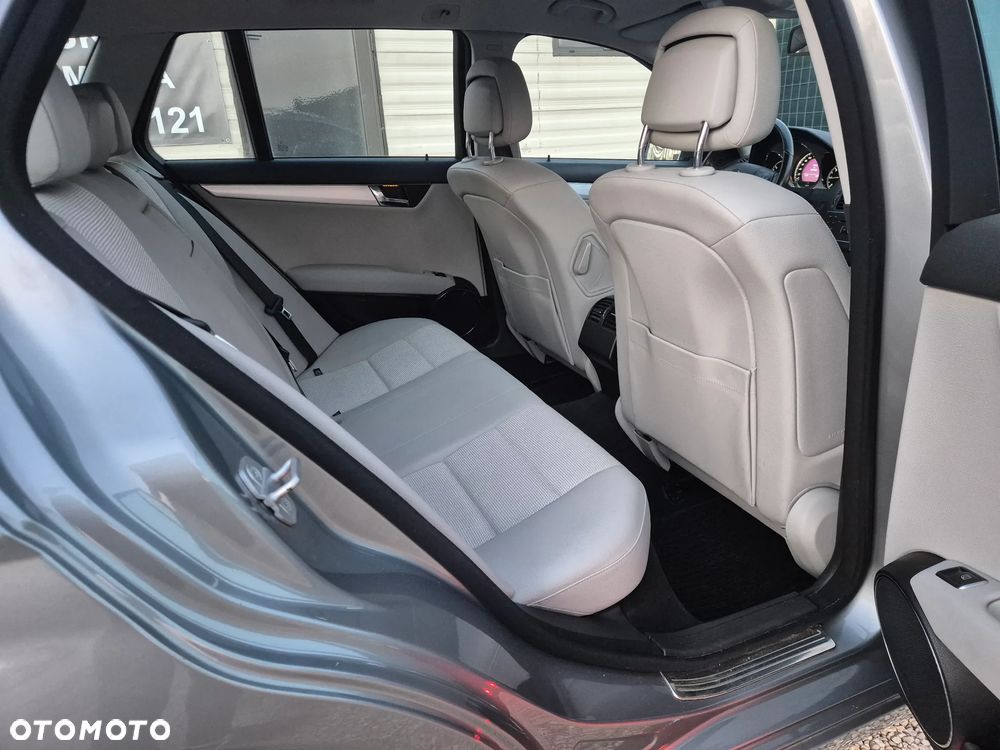 Mercedes-Benz Klasa C 220 CDI DPF BlueEFFICIENCY Avantgarde Edition - 17
