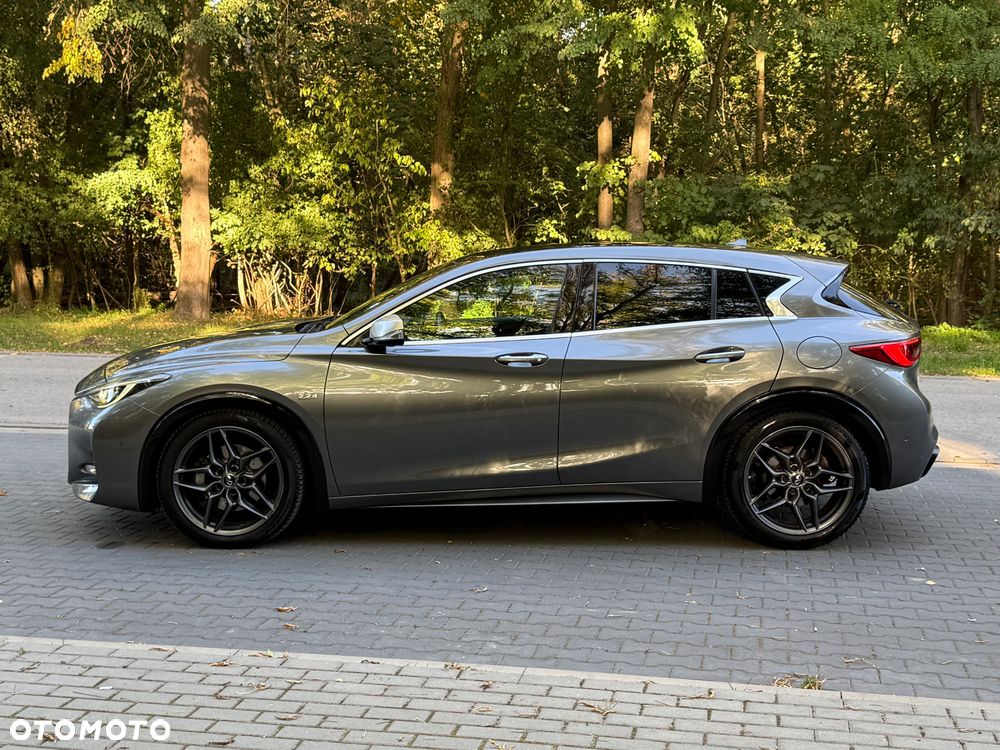 Infiniti Q30 - 2