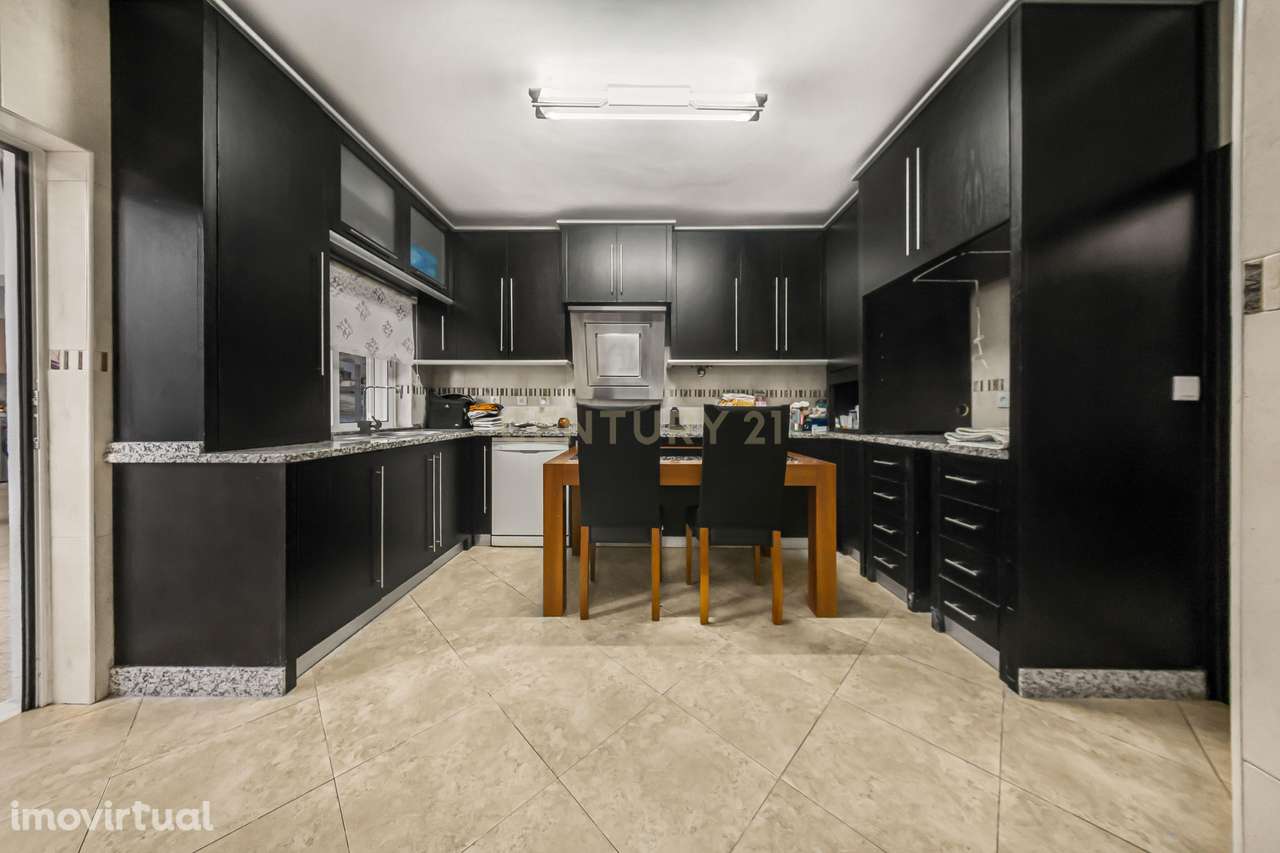 Moradia T4 com áreas generosas em Fernão Ferro - Grande imagem: 3/35