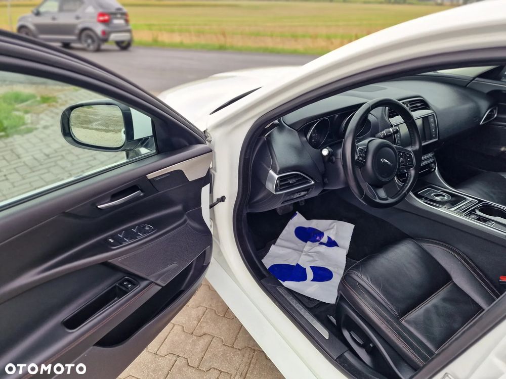 Jaguar XE 20d AWD R-Sport - 14