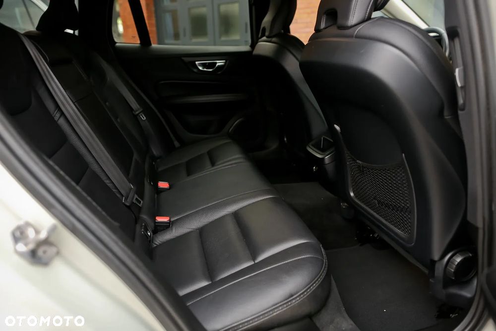 Volvo V60 Cross Country D4 AWD Geartronic Pro - 25