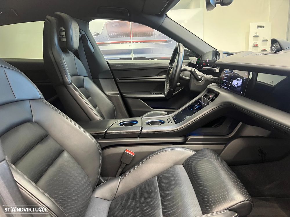 Porsche Taycan Cross Turismo 4 - 23