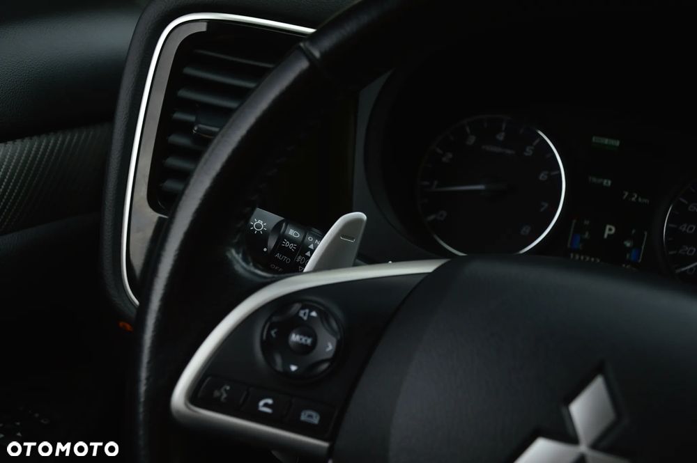 Mitsubishi Outlander 2.0 Intense + Navi 4WD CVT - 28