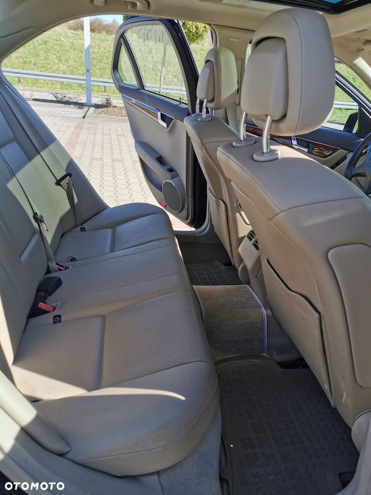 Mercedes-Benz Klasa C 300 4Matic 7G-TRONIC Avantgarde - 25