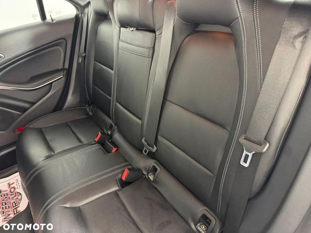 Mercedes-Benz CLA 250 4Matic 7G-DCT - 20