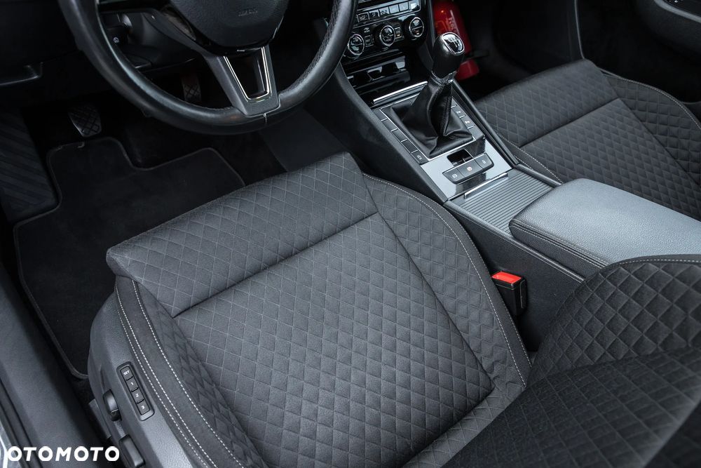 Skoda Superb 2.0 TDI Sportline - 17
