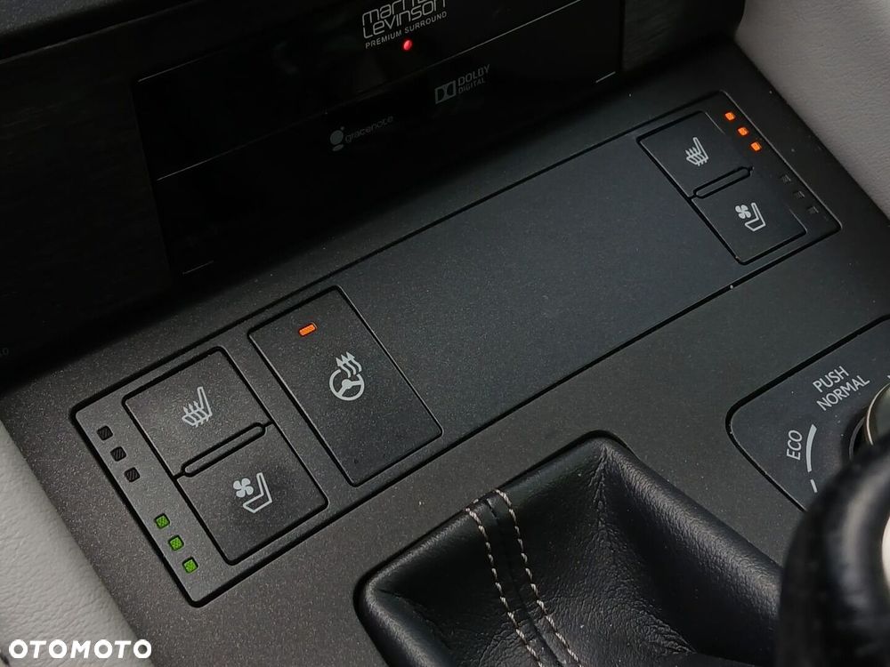 Lexus RC 200t / 300 F Sport - 40