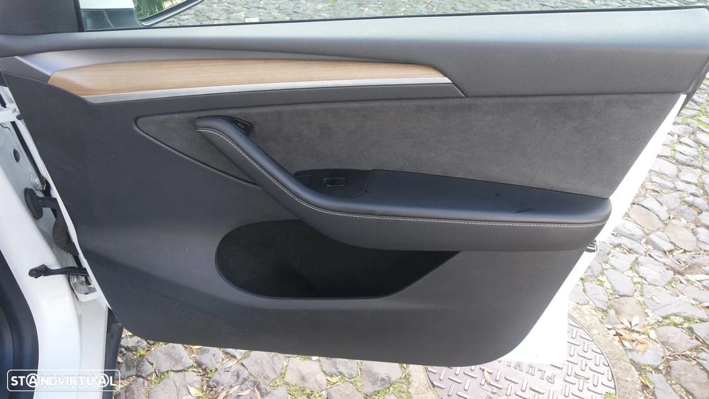 Tesla Model Y Long Range Dual Motor AWD - 25