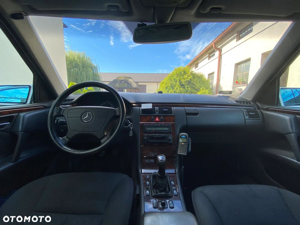 Mercedes-Benz Klasa E 250 TD Elegance - 6