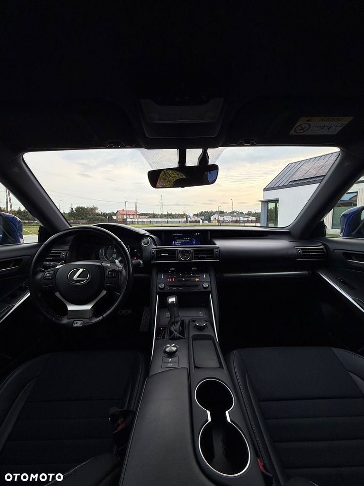 Lexus IS 200t / 300 F Sport - 9