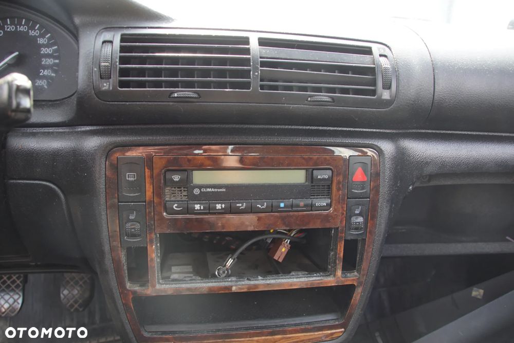 Auto na części - Volkswagen Passat B5 1.8 20V 125 KM ADR DHZ LL5Y 1997R Silnik Skrzynia Drzwi Maska Błotnik Zderzak Klapa Lampa Lusterko Klamka Szyba Deska Kokpit Sterownik Moduł Czujnik Licznik Panel Kierownica - 12