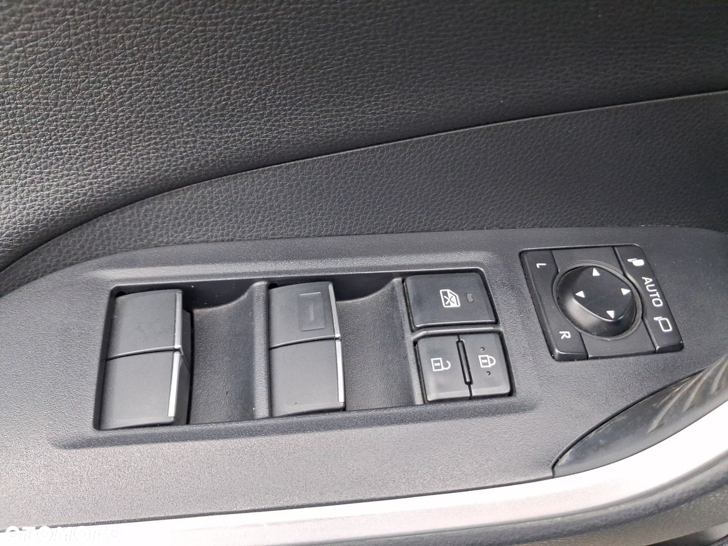 Toyota RAV4 2.5 Hybrid Black Edition by JBL 4x4 - 12