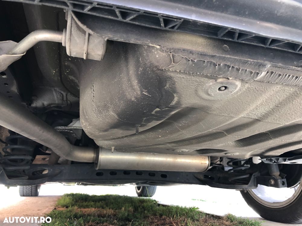 Volkswagen Golf 1.6 TDI DPF Highline - 23