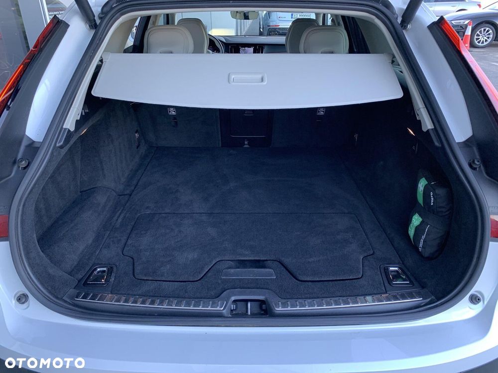 Volvo V90 Cross Country - 11