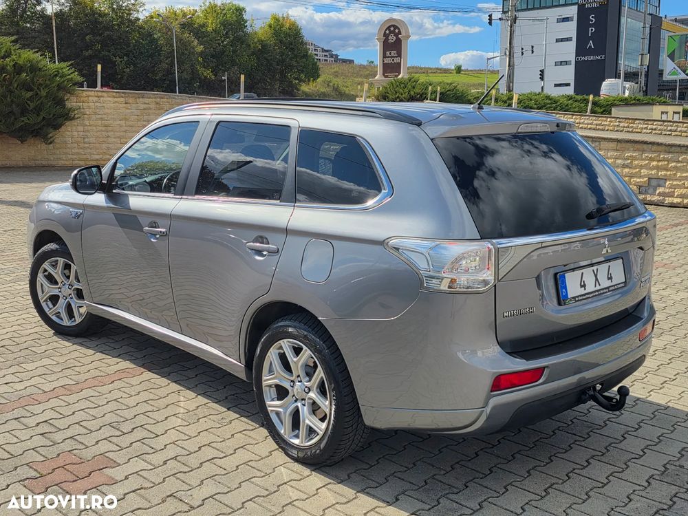 Mitsubishi Outlander 2.0 4WD Plug-In Hybrid Top - 37