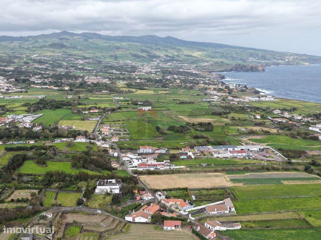 Moradia Térrea em Fenais da Luz: Conforto e Proximidade ao Mar - Grande imagem: 4/33