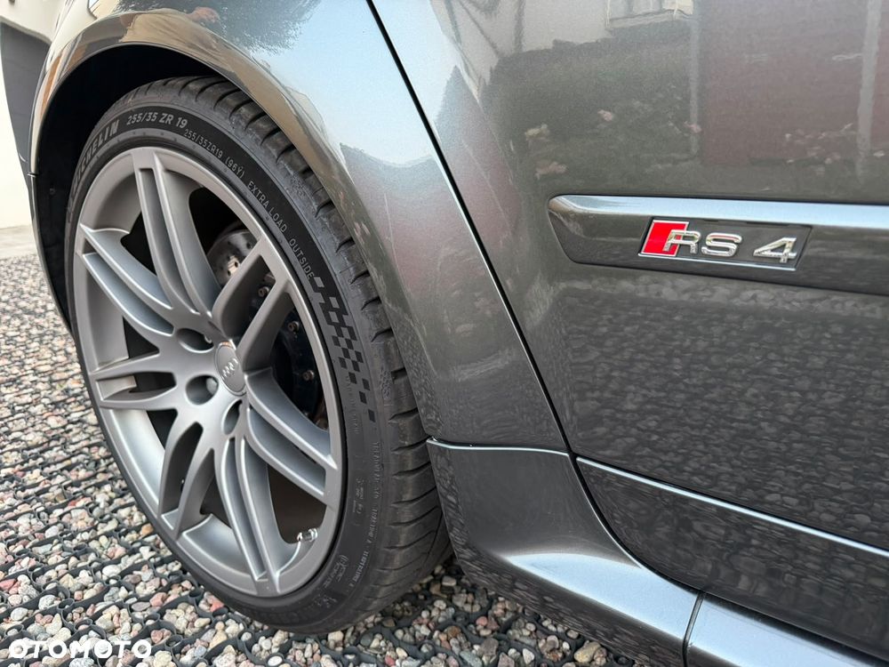 Audi RS4 Limousine Standard - 29