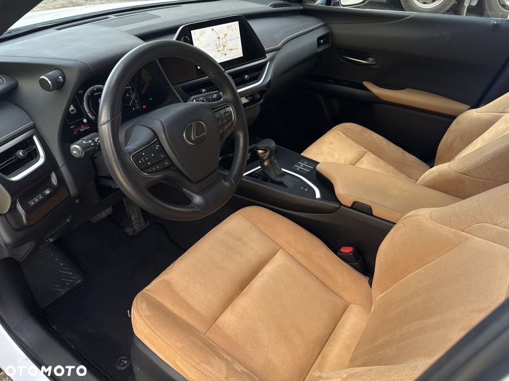 Lexus UX - 10
